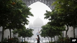 Kabut asap menyelimuti daerah Putrajaya, Malaysia (11/9). (AP/Joshua Paul)