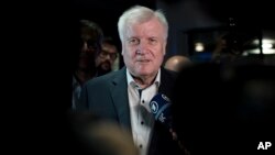 기독사회당(CSU)의 호르스트 제호퍼 대표 겸 내무장관이 사의를 표명한 가운데 2일 아침 뮌헨에서 당 회의를 마친 후 기자들의 질문에 답하고 있다. 