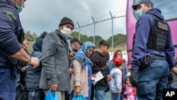 Para migran Timur Tengah menunggu naik bus untuk dipindahkan dari Pulau Aegean, Lesbos, ke Yunani daratan (foto: ilustrasi). 