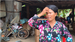Krech Thon, a long-time resident of Trach Village, becomes a food vendor at a nearby factory. (Aun Chhengpor/VOA Khmer)
