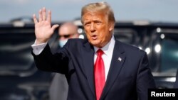 អតីត​ប្រធានាធិបតី​សហរដ្ឋ​អាមេរិក លោក Donald Trump លើកដៃ​ស្វាគមន៍ នៅ​ពេល​ដែ​ល​លោក​អញ្ជីញ​ទៅ​ដល់​អាកាសយានដ្ឋាន​អន្តរជាតិ Palm Beach ក្រុង West Palm Beach រដ្ឋ Florida ថ្ងៃទី២០ ខែមករា ឆ្នាំ២០២១។
