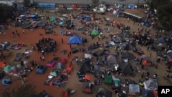 Migranti u privremenom skloništu pred granicom SAD u Tihuani, Meksiko