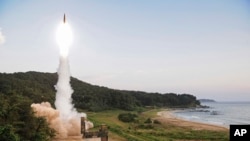 한국 군이 지난 2017년 9월 동해안에서 지대지 탄도미사일 현무-2 실사격훈련을 실시했다. (자료사진)