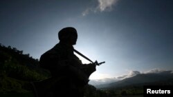 Seorang tentara India berpatroli dekat garis gencatan senjata yang membagi Kashmir antara India dan Pakistan, di distrik Poonch. (Foto: Dok)