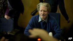 Ilmuwan Inggris, John Gurdon saat konferensi pers di London (8/10). Pada hari Senin, ia dan ilmuwan Jepang, Shinya Yamanaka, meraih penghargaan nobel kedokteran tahun 2012.