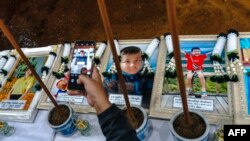 រូបថត​ជនរងគ្រោះ​នៅសាលា​ Wat Khao Phraya Sangkharam​ នៃរថយន្តក្រុង​ដែលត្រូវបានភ្លើង​ឆេះនៅទីក្រុងបាងកក​ប្រទេស​ថៃកាលពីថ្ងៃទី​០២ តុលា ឆ្នាំ២០២៤។