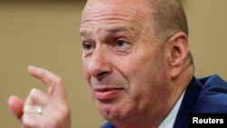 ឯកអគ្គរដ្ឋទូត​អាមេរិកាំង​ប្រចាំ​សហភាពអឺរ៉ុបលោក Gordon Sondland ធ្វើសក្ខីកម្មនៅវិមាន Capitol Hill ក្នុងរដ្ឋធានីវ៉ាស៊ីនតោន កាលពីថ្ងៃទី២០ ខែវិច្ឆិកា ឆ្នាំ២០១៩។ 