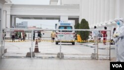 រូបឯកសារ៖ រថយន្ត​សង្រ្គោះ​បន្ទាន់​ដឹក​អ្នក​ជំងឺ​កូវីដ១៩​ឆ្ពោះទៅ​មជ្ឈមណ្ឌល The Premier Center ដែល​ពី​មុន​ជា​អគារ​សម្រាប់​រៀបចំ​ពិធី​អាពាហ៍ពិពាហ៍ តែ​ឥឡូវ​ប្រែក្លាយ​ជា​កន្លែង​ដាក់​អ្នក​ជំងឺ​កូវីដ១៩ ថ្ងៃទី២៧ ខែមេសា ឆ្នាំ២០២១។ (ទុំ ម្លិះ/វីអូអេ)