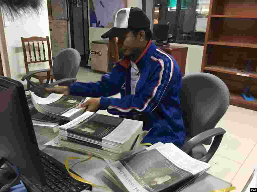 បុគ្គលិក​ចែកចាយ​កាសែត​ The Cambodia Daily កំពុង​រៀបចំ​ព្រឹត្តិបត្រ​ចុងក្រោយ​បង្អស់​ រាជធានី​ភ្នំពេញ​ នៅថ្ងៃទី៤ ខែកញ្ញា​ ឆ្នាំ២០១៧។ កាសែត​ជា​ភាសាអង់គ្លេស ​The Cambodia Daily បាន​សម្រេច​បិទទ្វារ​ចាប់ពី​ចន្ទ​ ទី៤​ ខែកញ្ញា​នេះ​តទៅ​ បន្ទាប់​ពី​ប្រតិបត្តិការ​បោះពុម្ភផ្សាយ​អស់រយៈពេល​ ២៤ឆ្នាំ​និង​១៥ថ្ងៃ​ តាំងពី​ឆ្នាំ១៩៩៣​មក។&nbsp; (ខាន់ សុគុំមនោ/VOA)