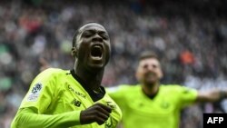 L'attaquant ivoirien de Lille Nicolas Pepe célèbre le match de football AS Saint-Étienne (ASSE) contre Lille (LOSC) le 10 mars 2019, au Stade Geoffroy Guichard de Saint-Etienne, dans le centre de la France.