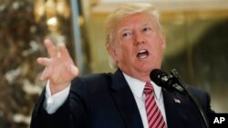 Presiden Donald Trump berbicara kepada media di lobi Menara Trump di New York, Selasa, 15 Agustus 2017 (foto: AP Photo/Pablo Martinez Monsivais)