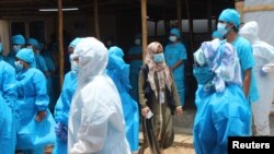 新冠疫情期间，孟加拉国的医务人员在一个拥有144张床位的治疗中心工作。（资料照片）