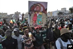 Wafuasi wa kiongozi wa upinzani Ousmane Sonko wakiandamana katika mitaa ya Dakar Jumanne Machi 14, 2023. (AP Photo/Sylvain Cherkaoui)