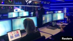 Para pekerja di Pusat Operasi Keamanan milik Telstra, perusahaan telekomunikasi terbesar di Australia (foto: ilustrasi). 