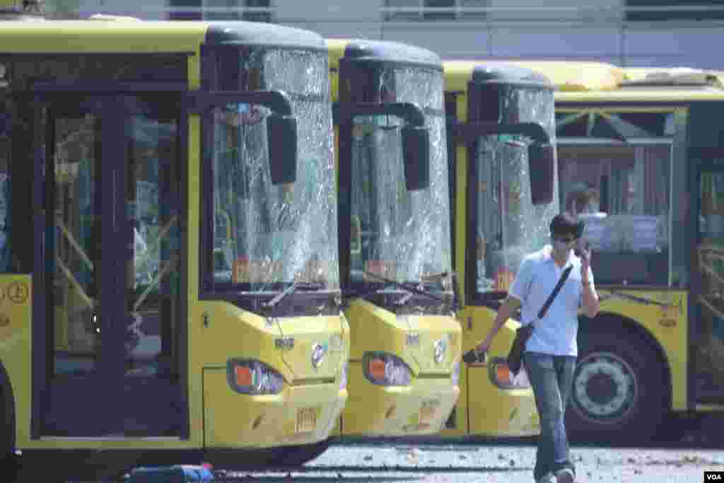 天津爆炸事故现场，核心爆炸区周围多座居民楼窗户被震碎，高速公路桥梁受损，多辆大货车被炸翻，小汽车起火或被砸，多名当地居民仍逗留在事故现场。（美国之音记者东方拍摄）