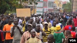 An opposition protest rally in a street of Ouagadougou, Burkina Faso. (Z. Wanogo/VOA). 