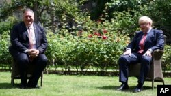 PM Inggris Boris Johnson (kanan) menyambut Menlu AS Mike Pompeo di kediaman resminya, Downing Street, London, 21 Juli 2020. (Foto: dok).