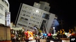 Bangunan hotel tampak miring setelah lantai dasar Hotel Marsekal di Hualien ambruk akibat gempa berkekuatan 6,4 skala Richter melanda Taiwan timur, Rabu dini hari (7/2).