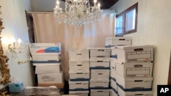 ARHIVA - Kutije sa zvaničnim dokumentima pronađene su u kupatilu imanja Mar-a-Lago na Floridi. (Foto: AP/Sekretarijat za pravosuđe)