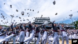 拜登首次以总统身份对西点军校毕业生发表演讲，重申对印太地区、以色列和乌克兰的承诺。