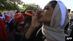 រូបឯកសារ៖ ស្ត្រី​ស៊ូដង់​ដង្ហែ​ក្បួន​នៅ​ទីក្រុង​ខាទុំ​ ដើម្បី​ប្រារព្ធ​ទិវា​អន្តរជាតិ​លុប​បំបាត់​អំពើហិង្សា​លើ​ស្ត្រី កាល​ពី​ខែ​វិច្ឆិកា ២០១៩។