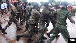 Des policiers chargent lors d’une manifestation à Conakry, Guinée, 28 septembre 2009.