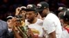 Kawhi Leonard, à gauche, tient le trophée de champion NBA, USA, le 13 juin 2019.
