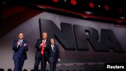 Les patrons de la NRA en compagnie de Donald Trump, le président des États-Unis.