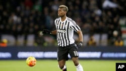 Paul Pogba de la Juventus contrôle le ballon lors du match de football de Serie A entre Bologne et la Juventus au stade Dall'Ara de Bologne, Italie, le vendredi 19 février 2016.