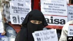 Activists from the Anti-Nuclear Struggles Solidarity Forum shout slogans as they hold placards during a protest against a planned nuclear power plant at Jaitapur in New Delhi, April 21, 2011.