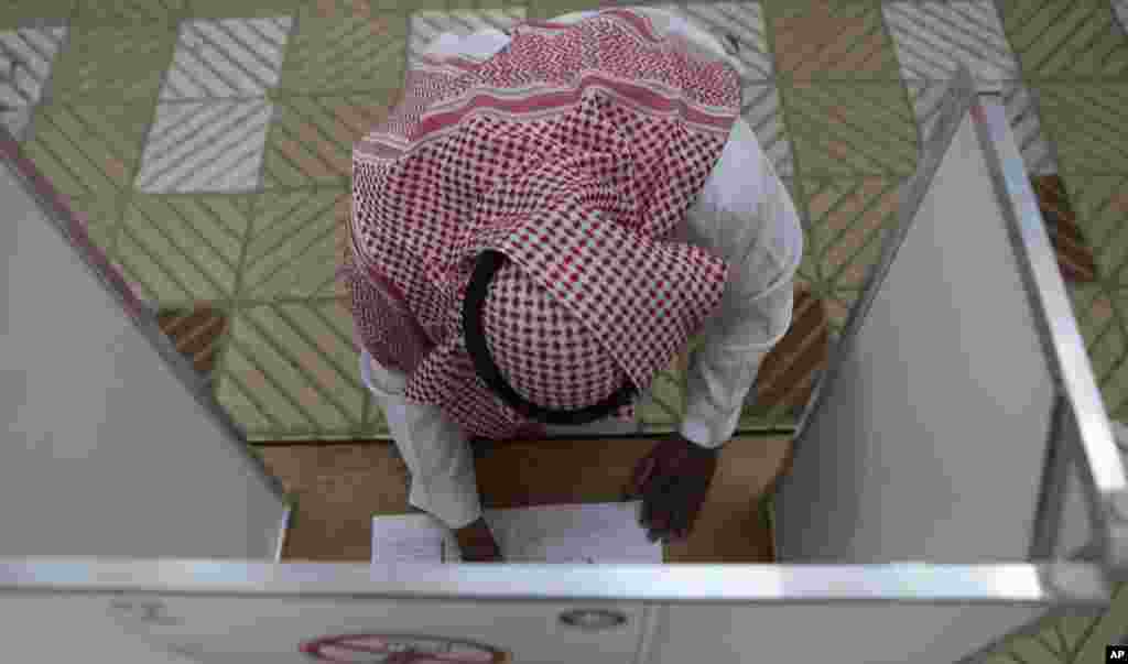 A Saudi man prepares to cast his vote.
