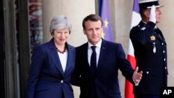 French President Emmanuel Macron, right, and British Prime Minister Theresa May pose before a meeting at the Elysee Palace in Paris, France, April 9, 2019.