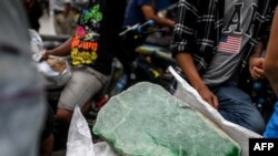 Foto ini diambil pada 6 Juli 2020 menunjukkan sepotong batu giok yang dijual di pasar batu giok di Hpakant di negara bagian Kachin, Myanmar. (Foto: AFP)