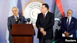 L'émissaire de l'ONU pour la Libye, Ghassan Salamé (G) lors d’une conférence de presse aux côtés du Premier ministre du Gouvernement d'Union National Fayez el-Sarraj, et du ministre des Affaires étrangères Taher Siala, Tripoli, 5 août 2017. 