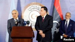 Le nouvel émissaire de l'ONU pour la Libye, Ghassan Salamé, à gauche, lors d’une conférence de presse aux côtés du Premier ministre du gouvernement libyen de l’accord national (GNA) Fayej Seraj, et ministre des affaires étrangères Taher Siala à Tripoli, L