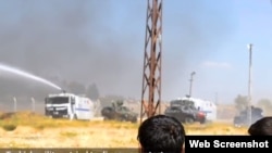 土耳其安全部队动用催泪瓦斯和高压水龙驱散投掷石块的人群。