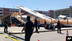 ក្រុម​សង្រ្គោះ​បន្ទាន់​កំពុង​ធ្វើការ​នៅ​ទីតាំង​ដែល​ស្ពាន​អ្នក​ថ្មើរ​ជើង​បាន​បាក់កាលពី​ថ្ងៃទី​១៥ មីនា ២០១៨។