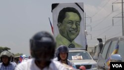 រូបឯកសារ៖ ប្រជា​ពលរដ្ឋ​រាប់​ម៉ឺន​នាក់​ចូល​រួម​ជូន​ដំណើរ​លោក​កែម ឡី​ នៅ​ថ្ងៃ​អាទិត្យ​ ទី​២៤ ខែកក្កដា​ ឆ្នាំ ២០១៦​នេះ។​សពអ្នក​វិភាគ​នយោបាយ​ឯករាជ្យ​លោក កែម ឡី​ ត្រូវ​​យក​ទៅ​បូជា​នៅ​ឯស្រុក​កំណើត​របស់​លោក​នៅ​ស្រុក​ត្រាំ​កក់ ខេត្ត​តាកែវ។ លោក​ កែម​ ឡី​ត្រូវ​ឃាតករ​បាញ់​សម្លាប់​នៅ​ថ្ងៃទី១០​ ខែ​កក្កដា​កន្លងទៅ​នេះ។ ​(ឡេង ឡែន/VOA)