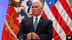 마이크 펜스 미국 부통령이 16일 칠레에서 기자회견을 하고 있다. 