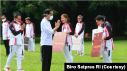 Jokowi berterimakasih kepada pasangan Ganda Putri dari cabang olahraga bulutangkis Greysia/Apriyani atas medali emas yang diraih. (Foto: Courtesy/Biro Setpres)