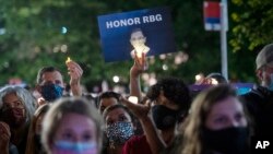 ពលរដ្ឋប្រមូលផ្តុំគ្នានៅមុខតុលាការកំពូលដើម្បីបង្ហាញការគោរពដល់អ្នកស្រីចៅក្រមតុលាការកំពូល Ruth Bader Ginsburg ដែលបានទទួលមរណភាព នៅរដ្ឋធានីវ៉ាស៊ីនតោន ថ្ងៃទី១៩ ខែតុលា ឆ្នាំ២០២០។