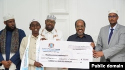 Madaxweyne Xasan iyo Madaxda Wasaaradda Diinta oo abaalmarin lacageed guddoon siinaya, wiilki ku guuleystay Tartanka Qur'aanka Kariimka ee Soomaaliya.