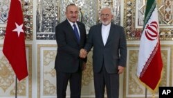 Menlu Turki Mevlut Cavusoglu (kiri) bertemu Menlu Iran Mohammad Javad Zarif di Teheran, hari Rabu (7/2). 