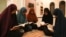 Para perempuan Muslim mengaji Al Quran bersama pada bulan Ramadan, sebelum pandemi COVID-19 (foto: ilustrasi).