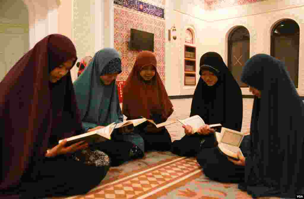 ក្មេង​ស្រី​កាន់សាសនា​​ឥស្លាម​អាន​​គម្ពីរ​កូអាន​ដែល​ជា​ព្រះ​បន្ទូល​របស់​ព្រះ​អាឡោះ​នៅ​ថ្ងៃ​សុក្រ​​សប្ដាហ៍ទី១ ​​នៅ​​រដូវ​បុណ្យ​រ៉ាម៉ាឌន​ ​(Ramadan)​ដែល​អ្នក​ប្រតិបត្តិ​សាសនា​ឥស្លាម​ទូទាំង​ពិភព​លោក​​​​ត្រូវរៀន​ប្រតិបតិ្ត​របៀប​គ្រប់គ្រង​ខ្លួន​ឯង​ដូចជា​អត់​បរិភោគ​អាហារនិង​ភេសជ្ជៈ​ផ្សេងៗ​​ ការ​រួមភេទ និង​ការ​ជក់បារី​ចាប់​ពី​​ថ្ងៃ​រះ​ទល់​ពេលល្ងាច​​ ក្នុង​រយៈពេល​មួយ​ខែ។​ គេ​ក៏​ធ្វើវិភាគទាន​ជូន​ដល់​អ្នក​ដែល​ក្រី​ក្រ​ផងដែរ​។​ (ឡេង ឡែន/VOA)