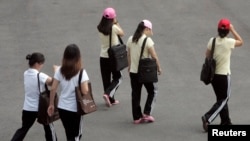 탈북민 여성들이 한국 정부의 탈북민 정착지원 센터인 하나원 건물로 들어서고 있다.