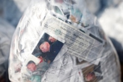 2016년 탈북자 단체가 북한으로 날려보낸 1달러 지폐와 대북전단 (자료사진)