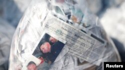 2016년 탈북자 단체가 북한으로 날려보낸 1달러 지폐와 대북전단 (자료사진)