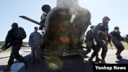 17일 경기도 김포시 월곶면 해병대 종합훈련장에서 열린 미한 해병대 연합작전 훈련에서 해병대원들이 헬기를 이용한 침투훈련을 하고 있다.