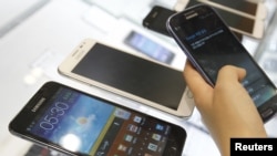 Program aplikasi telepon pintar (smartphone) kini merambah ke segala aspek, termasuk aplikasi untuk tes psikologi (foto: dok). 